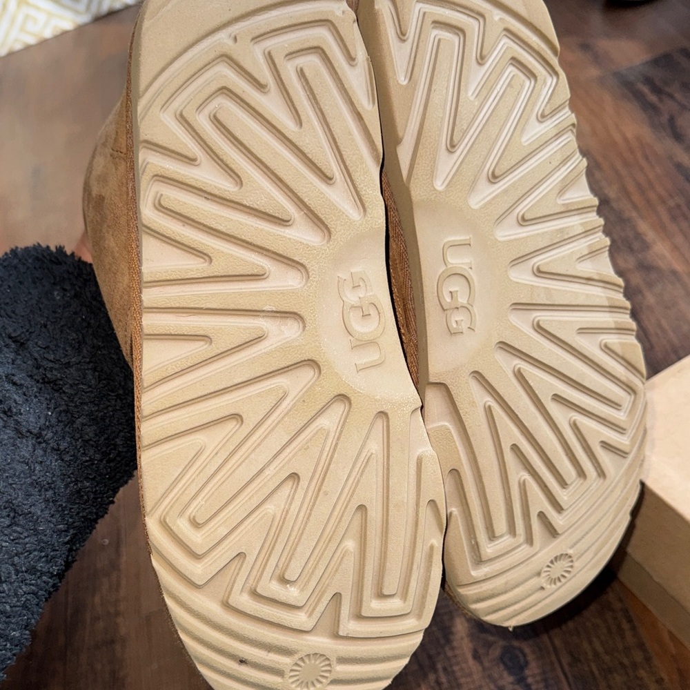 UGG Kids  Neumell ll tan boots - Picture 7 of 16